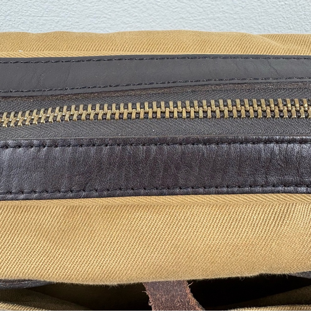 Filson Original Twill Briefcase
Discreet tag/ inside flap - Picture 10 of 14